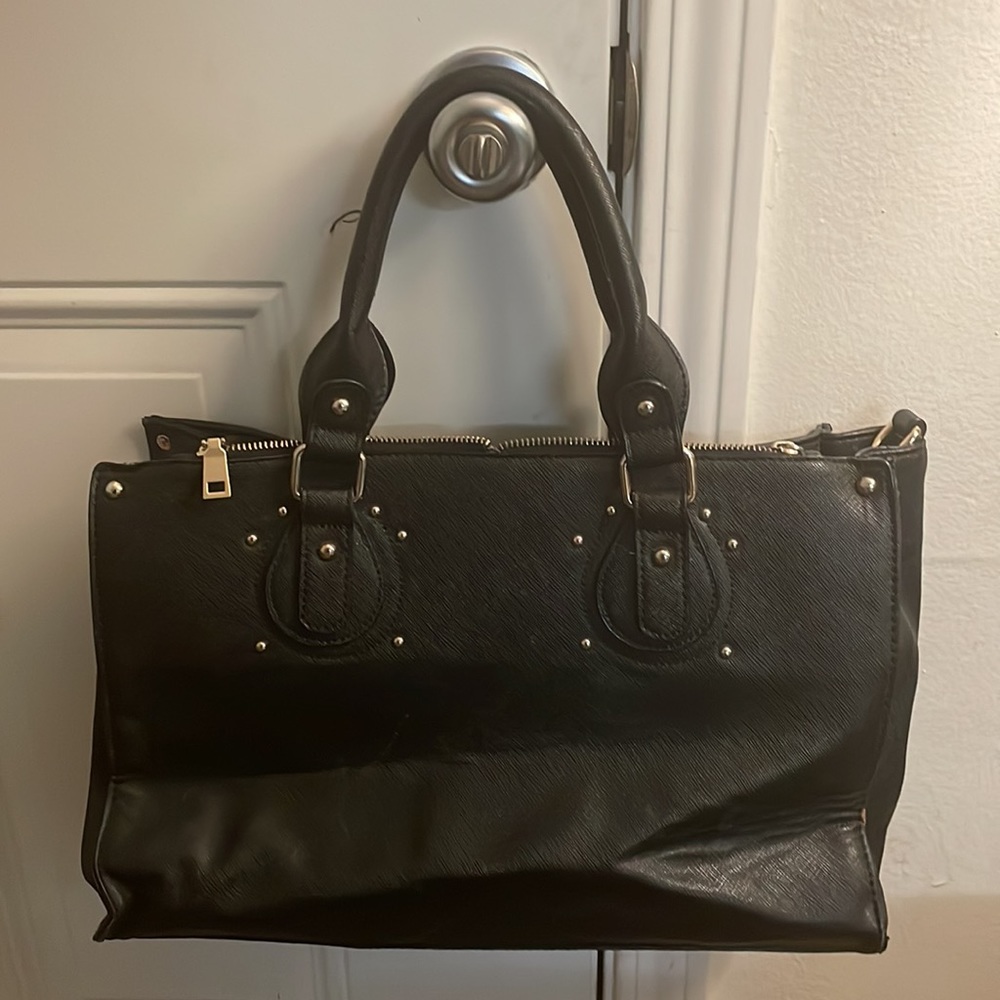 Used. Black fashion bag with inside pockets and button to close. Black pleather - Picture 3 of 4